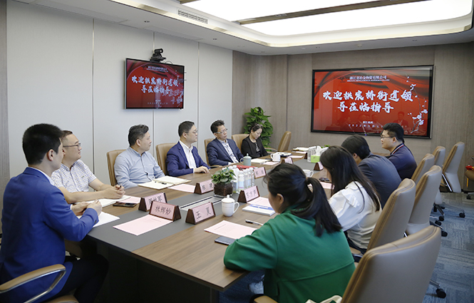 同舟共濟抗疫情 街道致謝送錦旗